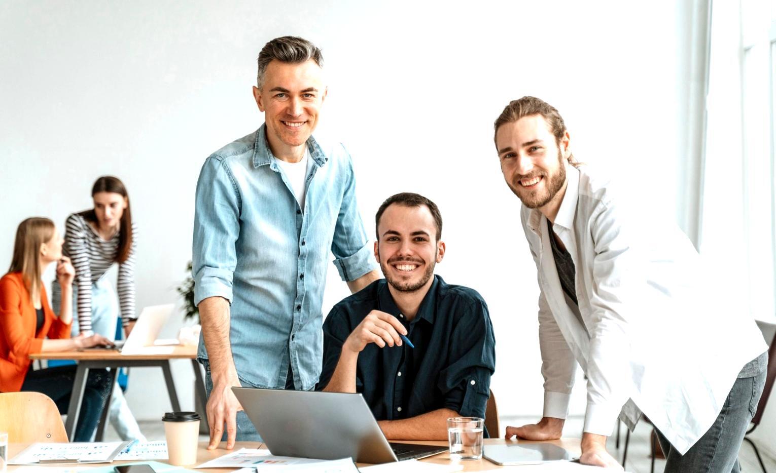 Sesión de trabajo con análisis financiero en pantallas